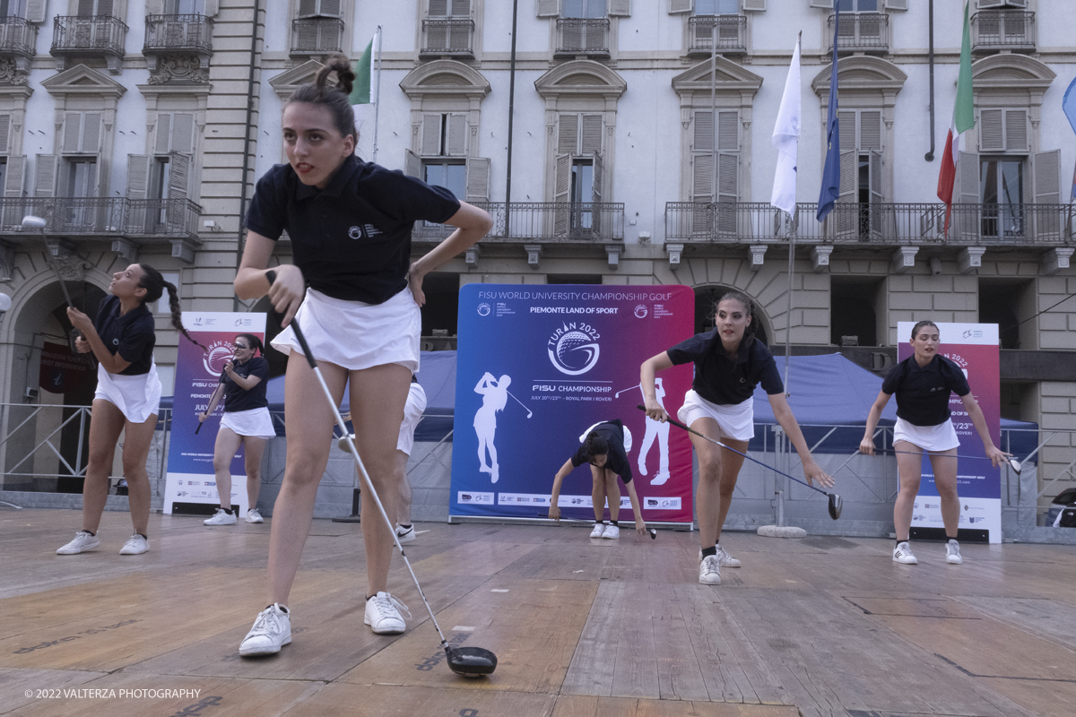 _DSF1031.jpg - 18/07/2022. Torino. Tornano i Mondiali universitari di golf: lâ€™evento 2022, giunto alla 18esima edizione, si terrÃ  dal 20 al 23 luglio al Royal Park I Roveri. In gara 19 Federazioni e 138 tra atleti e officials. Nella foto il corpo di ballo della FISU si esibisce alla fine della cerimonia di apertura