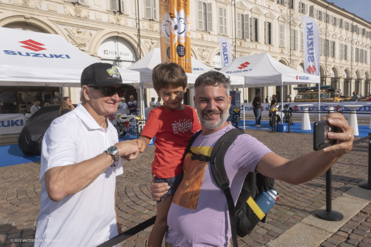 _DSF0742.jpg - 02/09/2023. Torino. Autolook Week Torino Ã¨ il festival che celebra la storia del motorsport e le auto da competizione. Nella foto selfie con Kevin Schwantz campione mondiale della 500 nel 1993 con la Suzuk