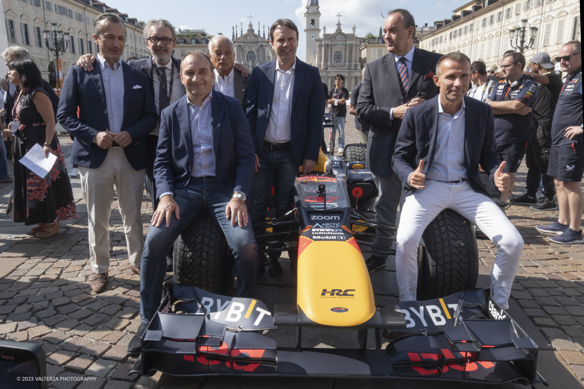 _DSF1175.jpg - 02/09/2023. Torino. Autolook Week Torino Ã¨ il festival che celebra la storia del motorsport e le auto da competizione. Nella foto Andrea Leevi ed il sindaco di Torino  sindaco di Torino Stefano Lo Russo, seduti sulle ruote della RB8 prima del via all'esibizzione della macchina di F1