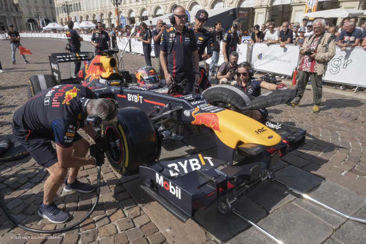 _DSF1275.jpg - 02/09/2023. Torino. Autolook Week Torino Ã¨ il festival che celebra la storia del motorsport e le auto da competizione. Nella foto preparazione finale e vestizione del pilota della Red Bull RB8 per l'esibizione in circuito in centro cittÃ  guidata dal ex pilota austriaco Patrick Friesacher