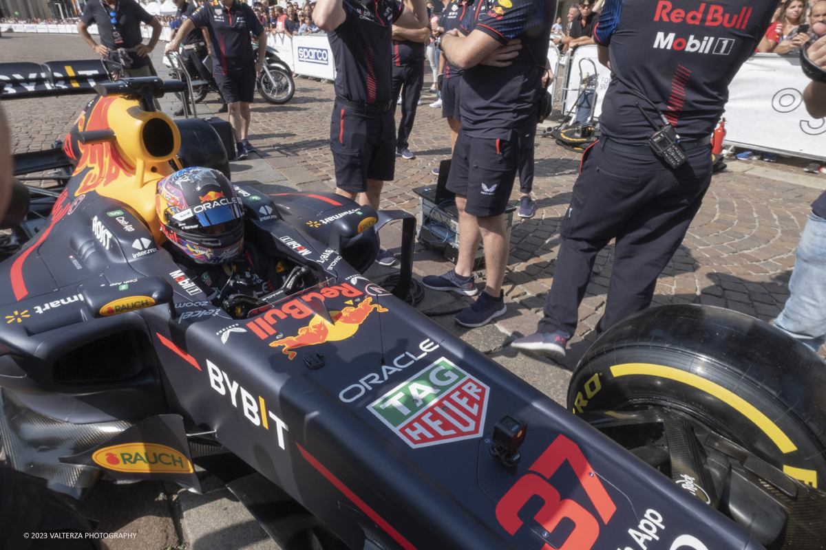 _DSF1373.jpg - 02/09/2023. Torino. Autolook Week Torino Ã¨ il festival che celebra la storia del motorsport e le auto da competizione. Nella foto preparazione finale e vestizione del pilota della Red Bull RB8 per l'esibizione in circuito in centro cittÃ  guidata dal ex pilota austriaco Patrick Friesacher