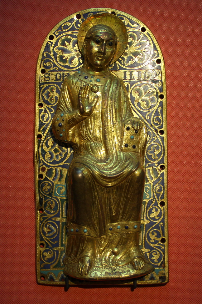 IlCollezionistaDiMeraviglie_026.JPG - Placca con l'apostolo Filippo Filippo - Limoges, circa 1331 - Faceva parte del paliotto d'altare (rivestimento della parte anteriore della mensa sacra) dell'abbazia di Grandmont, nei pressi di Limoges. Tra XII e XIII secolo la cittadina francese era nota per la produzione di smalti champlevé, tecnica con la quale alveoli o cavità vengono scavate sulla superficie di un oggetto metallico e riempite di pasta vitrea. Il paliotto è andato perduto e i suoi frammenti dispersi, ma è descritto nel Cinquecento daI monaco Pardoux de La Garde, che attesta la presenza delle figure dei dodici apostoli e di altri santi. Si sono conservate in tutto altre cinque placche: san Matteo ( parigi,  Musée du Louvre), san Giacomo Maggiore (New York, Metropolitan Museum), i santi Paolo e Tommaso (Parigi, Musée du Petit Palais) e san Marziale (Firenze, Museo Nazionale del Bargello). 