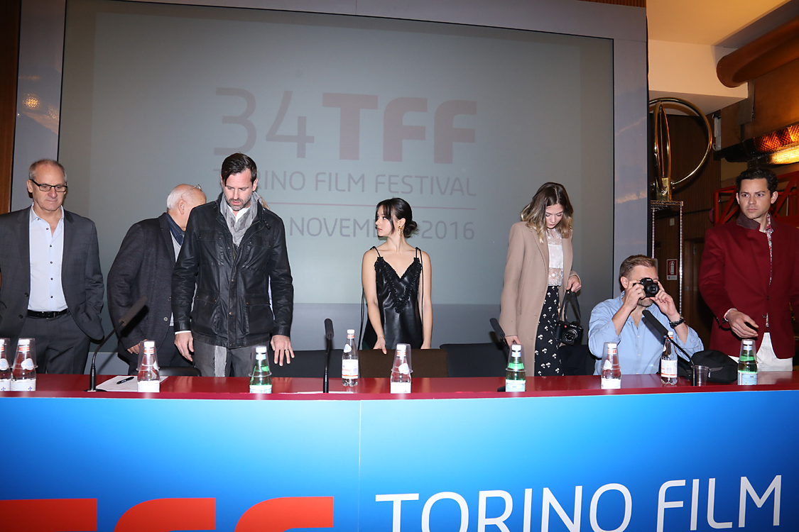 ConfStampa_26.jpg - Craig Goodwill (regista), AnaleightTipton, Marta Gastini, Jakob Cedegren, Valentin Merlet (attori), Neil Dunn(produttore) di Sadie (Canada/Italia, 2016), Paolo Manera (FCTP).