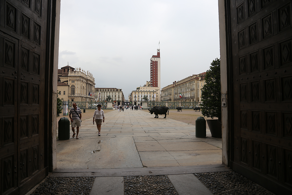 ArteAlleCorti_026.jpg - Davide RIVALTA - Bufale mediterranee - Palazzo Reale L’opera di Davide Rivalta fi ssa un incontro fra tre elementi diversi: la forma dell’animale (in questo caso sculture dibufale, che con naturalezza mantengono intatta la loro presenza di innocente sacralità); la Piazzetta Reale, luogoche non orientano né prevaricano; infi ne tutti coloro che si trovano a confrontarsi con questi ospiti. Le presenzeclandestine delle bufale pongono un’interrogazione sull’identità del luogo. Il loro incontro epifanico è esperienza dialterità ed indice di apertura.