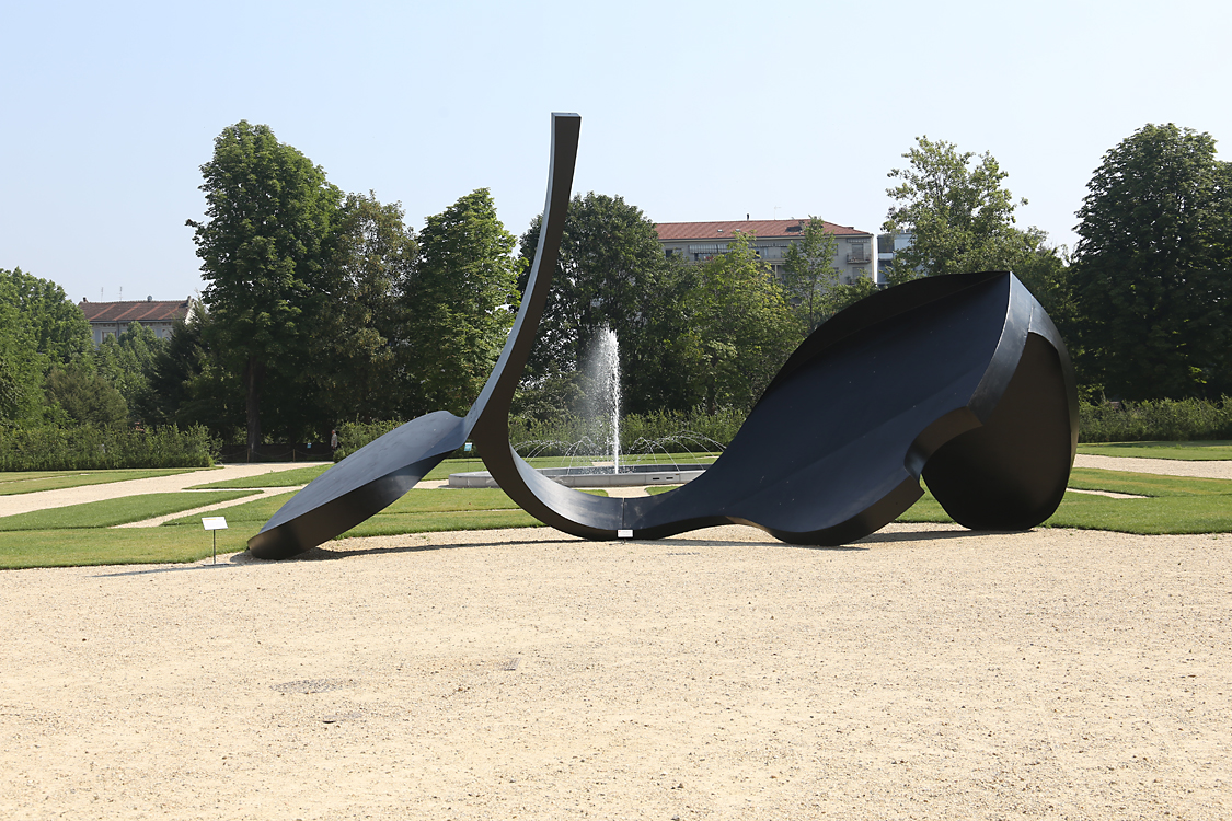 ArteAlleCorti_038.jpg - Carlo RAMOUS - Continuità - Giardini Reali La scultura Continuità del 1972 è stata esposta nel 1974 a Milano, nella mostra personale organizzata daGiovanni Carandente in Piazzetta Reale, con Timpano, Arco ed altre quattro grandi sculture. Nello stessoanno cinque di queste sono state portate a Parma, ma la mostra non venne allestita, vi fu un contenziosoe le sculture rimasero accatastate, dimenticate e, col tempo e l’incuria, praticamente distrutte. Dopo 37 annisono state ritrovate e tre sono state ristrutturate: Timpano e Continuità sono state esposte nel giardino dellaTriennale, Arco è installato a Milano nella nuova piazza per lui progettata alla fermata San Siro-Ippodromodella Metro 5.