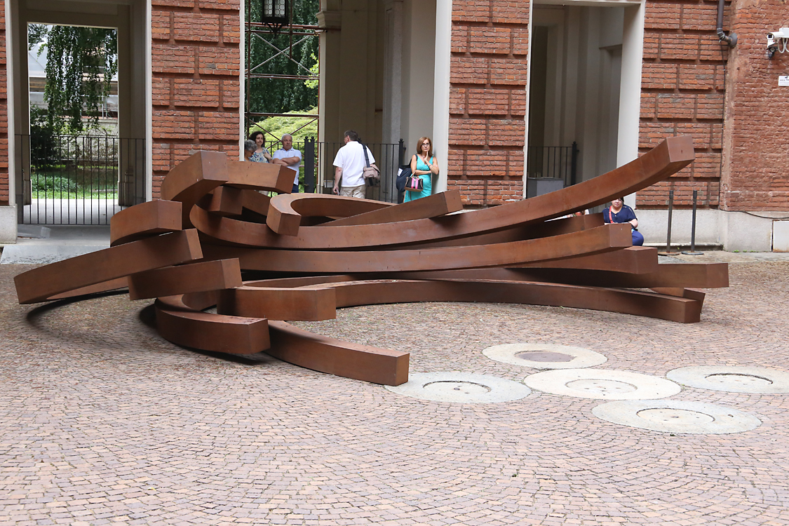 ArteAlleCorti_081.jpg - Bernar VENET - Effondrement: 217.5° Arc x 11 - Palazzo Cisterna