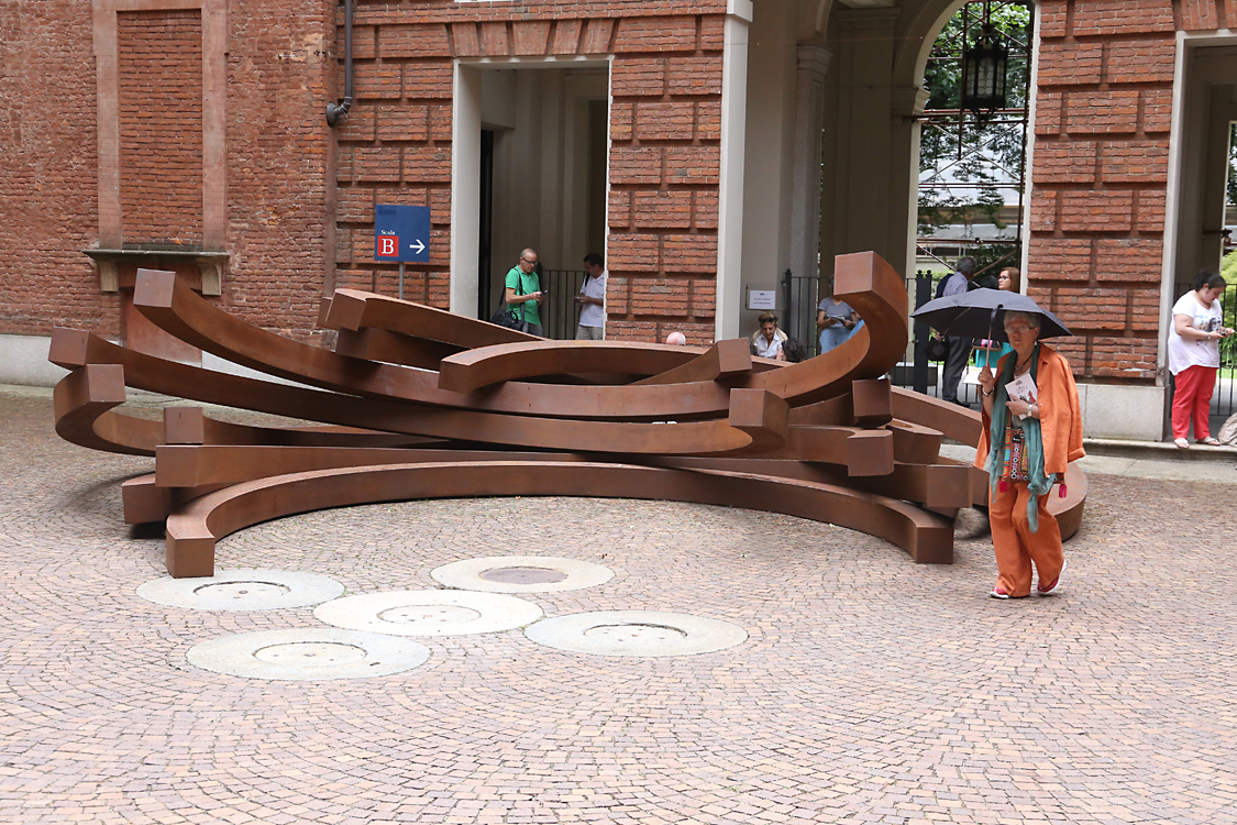 ArteAlleCorti_082.jpg - Bernar VENET - Effondrement: 217.5° Arc x 11 - Palazzo Cisterna