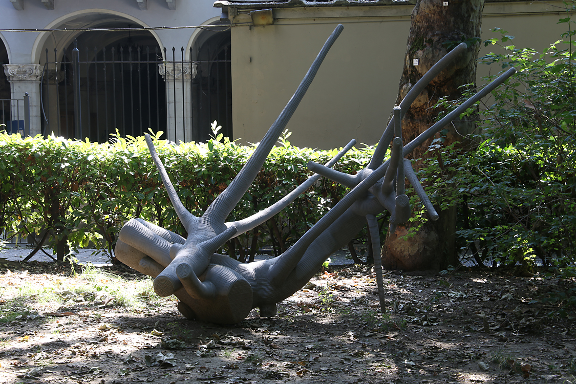 ArteAlleCorti_090.jpg - Paolo GRASSINO - Albero cardiaco - Giardino Palazzo Cisterna Il continuo stupore di riconoscere come l’interno del nostro corpo sia molto simile alle manifestazioni più fantasiosedella natura. Forse il derma che separa l’interno dall’esterno è semplicemente una tela che nasconde un mistero.Un segreto arcano. La melanconia nel sapere che l’interno si sbriciola nel tempo mentre l’intelligenza della naturaè trasformazione.