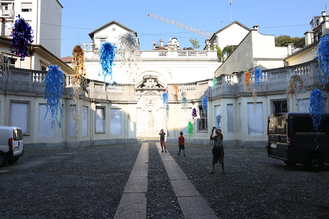 ArteAlleCorti_110.jpg - Enrica BORGHI - Meduse - Palazzo Birago di Borgaro Meduse è un’installazione aerea che simula la sospensione acquatica delle sostanze organiche primordiali.Hanno colori innaturali, ambigue nella loro apparenza cromatica cangiante, seducenti nel loro movimentofluido e magicamente immerse nel pianeta d’acqua. Le opere Meduse sono realizzate con bottiglie diplastica riciclate, tagliate sfrangiate e, deformate, traspaiono dalle macerie come membrane fluorescentiche assottigliano il margine tra ambiente artificiale e forme organiche. Propongono una riflessione sullepotenzialità del “rifiuto”, sulla post-naturalità e sul mondo magico immaginifi co della trasformazione