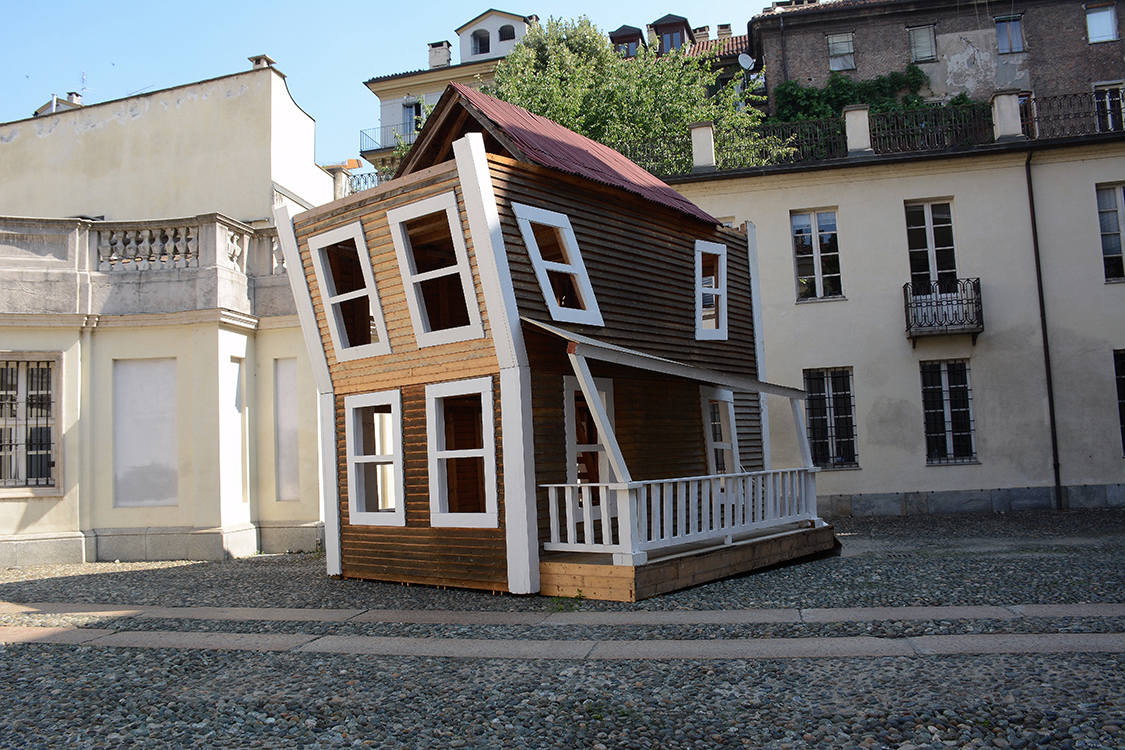 DSC_3466.JPG - Palazzo Birago di Borgaro - Via Carlo Alberto, 16 - VEDOVAMAZZEI - After Love, 2003  L’opera After Love è la riproduzione a scala naturale della casetta del film One Week di Buster Keaton,in cui il protagonista, appena sposato, costruisce la futura abitazione della coppia a partire da un kitprefabbricato acquistato in un negozio. “One week” è il tempo previsto (e rispettato) per la costruzioneche però si rivela un fallimento, un’architettura sghemba e incerta. In questo lavoro Vedovamazzei,oltre a rendere un omaggio al celebre attore e regista americano, riflette ironicamente sull’amore, lacostruzione del rapporto di coppia e le relative conseguenze.