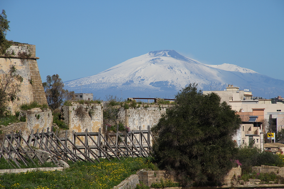 Augusta_061.JPG - Augusta - Castello con sullo sfondo l'Etna