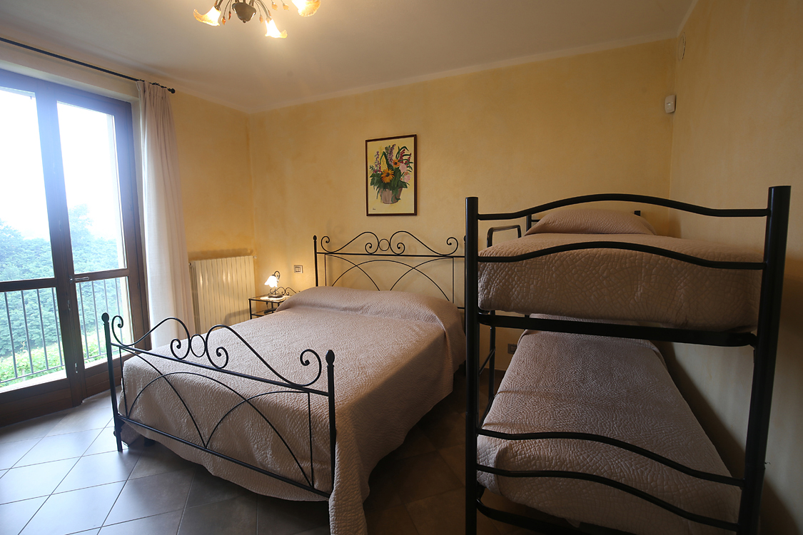 CàColomba_47.jpg - Camera Arneis In un piacevole ambiente comodo e funzionale, la Camera matrimoniale è predisposta all’accoglienza di ospiti aggiuntivi. Il bagno adiacente alla camera e la stupenda vista panoramica consentono una godibile permanenza.