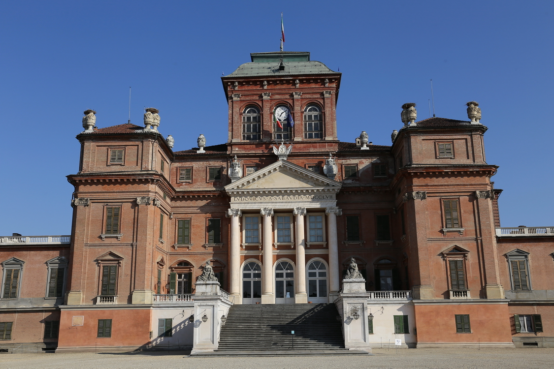 CastelloRacconigi_006.JPG - La facciata settentrionale del castello, è stata progettata nel 1676 da Guarino Guarini: si tratta di un'opera unica, meraviglioso esempio del barocco italiano del Seicento.