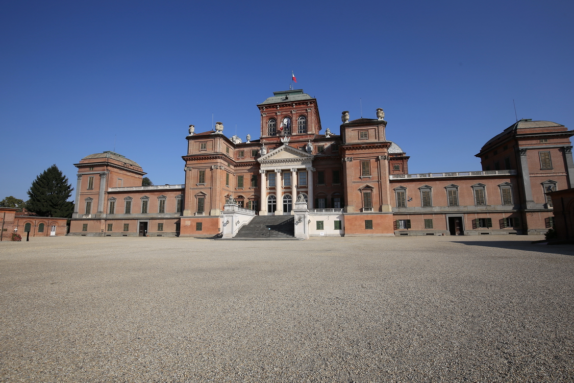 CastelloRacconigi_008.JPG - La facciata settentrionale del castello, è stata progettata nel 1676 da Guarino Guarini: si tratta di un'opera unica, meraviglioso esempio del barocco italiano del Seicento.