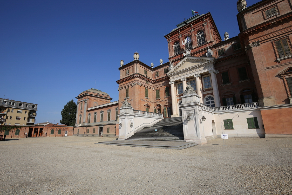 CastelloRacconigi_009.JPG - La facciata settentrionale del castello, è stata progettata nel 1676 da Guarino Guarini: si tratta di un'opera unica, meraviglioso esempio del barocco italiano del Seicento.