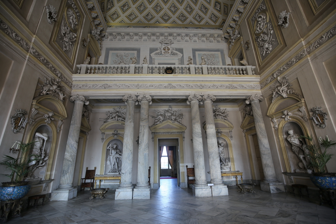 CastelloRacconigi_019.JPG - Salone di Ercole. Questo salone era adibito a sala da ballo. Sulla balconata vi era lo spazio per l'orchestra.