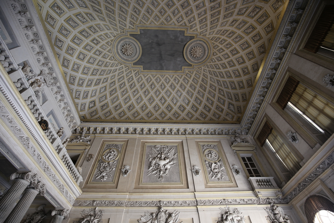 CastelloRacconigi_020.JPG - Salone di Ercole. Il soffitto e alcuni altorilievi sulle pareti raffiguranti scene di caccia