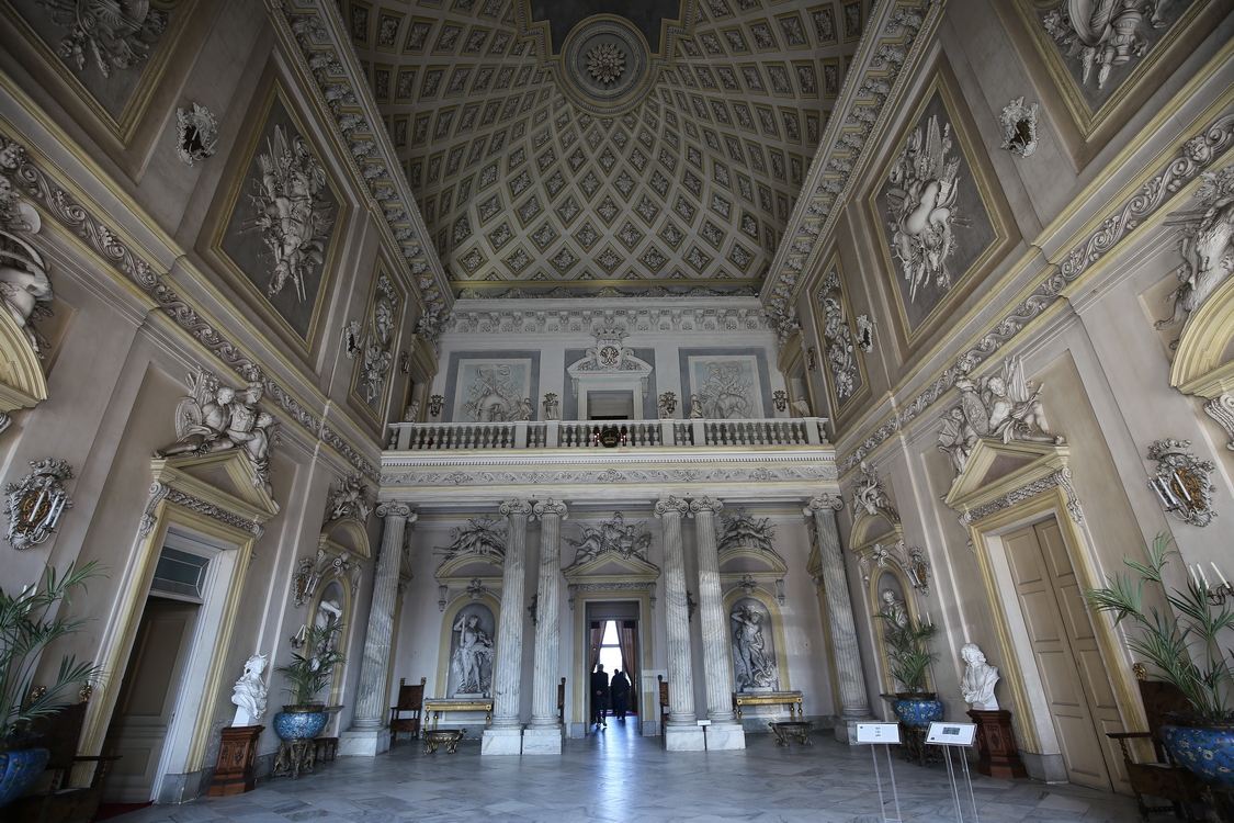 CastelloRacconigi_027.JPG - Salone di Ercole. Questo salone era adibito a sala da ballo. Sulla balconata vi era lo spazio per l'orchestra.