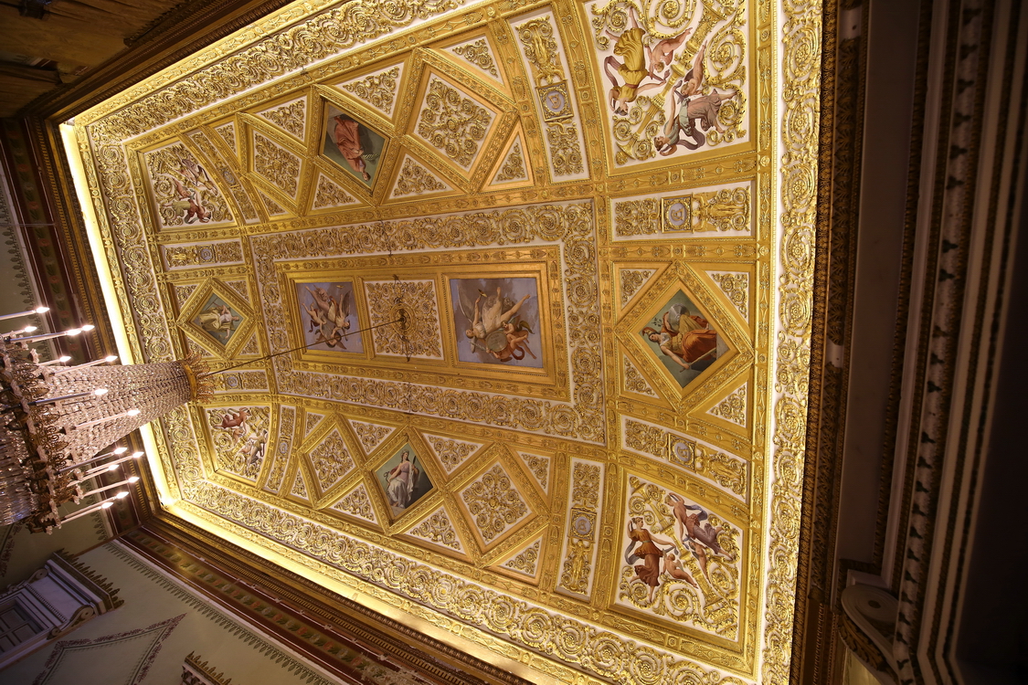 CastelloRacconigi_039.JPG - Sala del Ricevimento  Pelagio Palagi progetta  per il soffitto di questa sala l'esemplificazione delle virtù di Carlo Alberto (il cui monogramma su sfondo azzurro è presente sulle cornici): la Fama al centro suona la tromba e nei quattro punti cardinali si trovano la Giustizia, la Fortezza, la Temperanza e la Prudenza, dipinte da Vitale Sala.