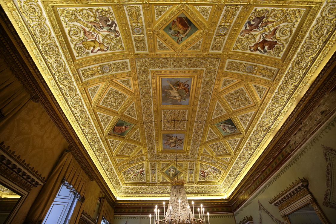 CastelloRacconigi_041.JPG - Sala del Ricevimento  Pelagio Palagi progetta  per il soffitto di questa sala l'esemplificazione delle virtù di Carlo Alberto (il cui monogramma su sfondo azzurro è presente sulle cornici): la Fama al centro suona la tromba e nei quattro punti cardinali si trovano la Giustizia, la Fortezza, la Temperanza e la Prudenza, dipinte da Vitale Sala.