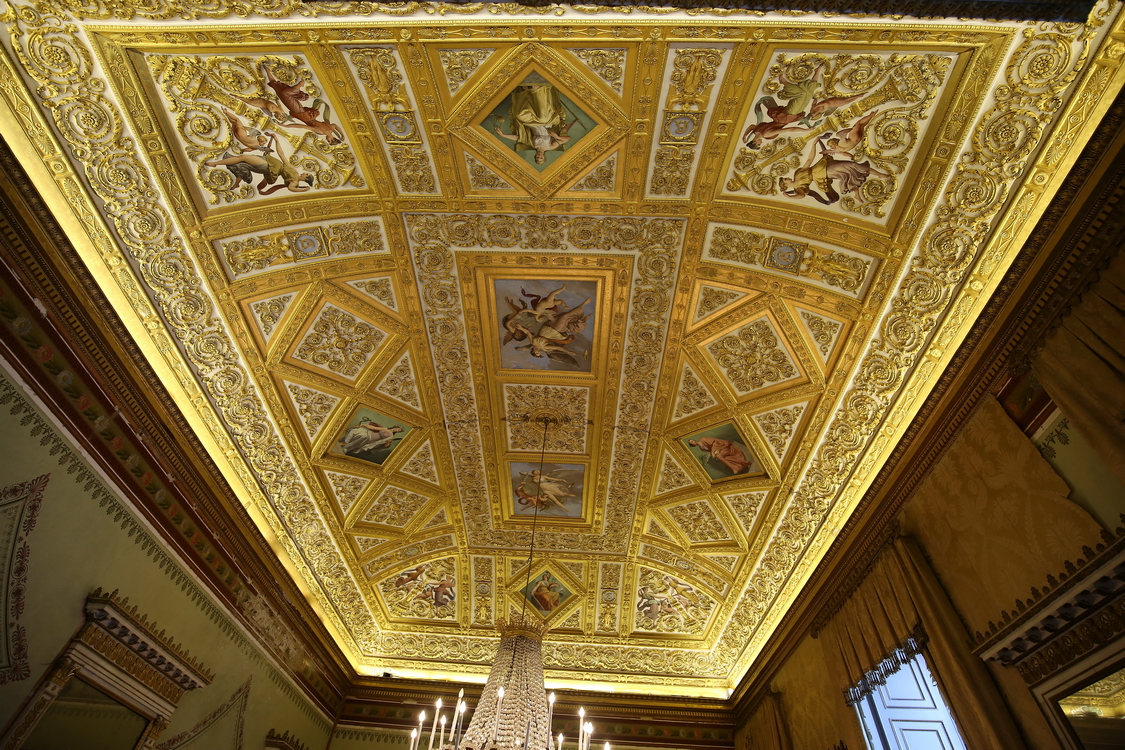 CastelloRacconigi_044.JPG - Sala del Ricevimento  Pelagio Palagi progetta  per il soffitto di questa sala l'esemplificazione delle virtù di Carlo Alberto (il cui monogramma su sfondo azzurro è presente sulle cornici): la Fama al centro suona la tromba e nei quattro punti cardinali si trovano la Giustizia, la Fortezza, la Temperanza e la Prudenza, dipinte da Vitale Sala.