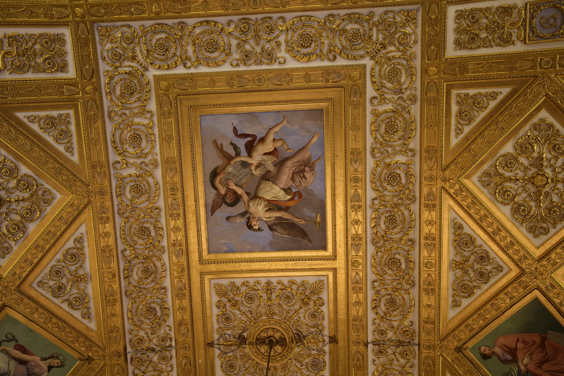 CastelloRacconigi_045.JPG - Sala del Ricevimento  Pelagio Palagi progetta  per il soffitto di questa sala l'esemplificazione delle virtù di Carlo Alberto (il cui monogramma su sfondo azzurro è presente sulle cornici): la Fama al centro suona la tromba e nei quattro punti cardinali si trovano la Giustizia, la Fortezza, la Temperanza e la Prudenza, dipinte da Vitale Sala.