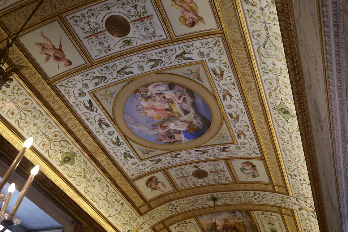 CastelloRacconigi_052.JPG - Galleria di Eolo  La galleria è dedicata ad Eolo: le scene sul soffitto raffigurano episodi omerici di Ulisse e il dio dei venti, opera del pittore Carlo Bellosio.