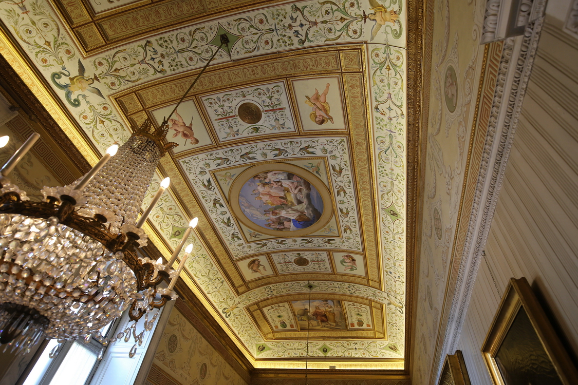 CastelloRacconigi_055.JPG - Galleria di Eolo  La galleria è dedicata ad Eolo: le scene sul soffitto raffigurano episodi omerici di Ulisse e il dio dei venti, opera del pittore Carlo Bellosio.