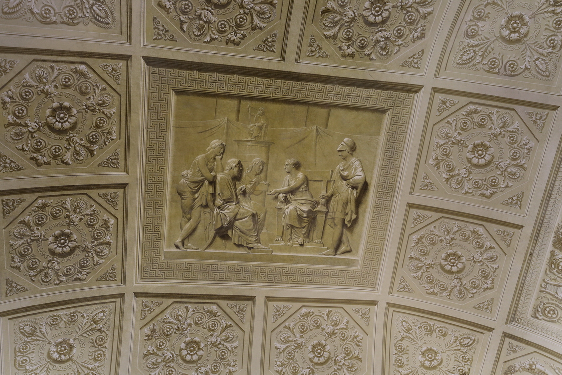 CastelloRacconigi_070.JPG - L'affresco del soffitto eseguito da Carlo Bellosio raffigura La conversazione di Aspasia e Socrate, attorniati da Pericle e Alessandro Magno