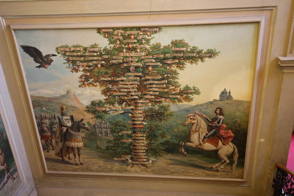 CastelloRacconigi_085.JPG - Scalone - Particolare dell'albero genealogico di casa Savoia praticamente completo