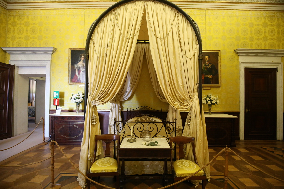 CastelloRacconigi_089.JPG - Il letto della Regina Maria Teresa di Toscana, moglie di Carlo Alberto, è una ricostruzione dell'originale realizzata dal Teatro Regio di Torino.