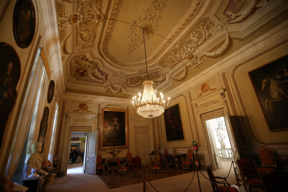 CastelloRacconigi_106.JPG - Sala d'Accesso agli appartamenti reali - Sala del Palchetto  Sala detta anche del palchetto (posato nel 1833), che fungeva da anticamera e introduce agli appartamenti speculari di Carlo Alberto e Maria Teresa e a quelli del primo Re d'Italia Vittorio Emanuele II e Maria Adelaide