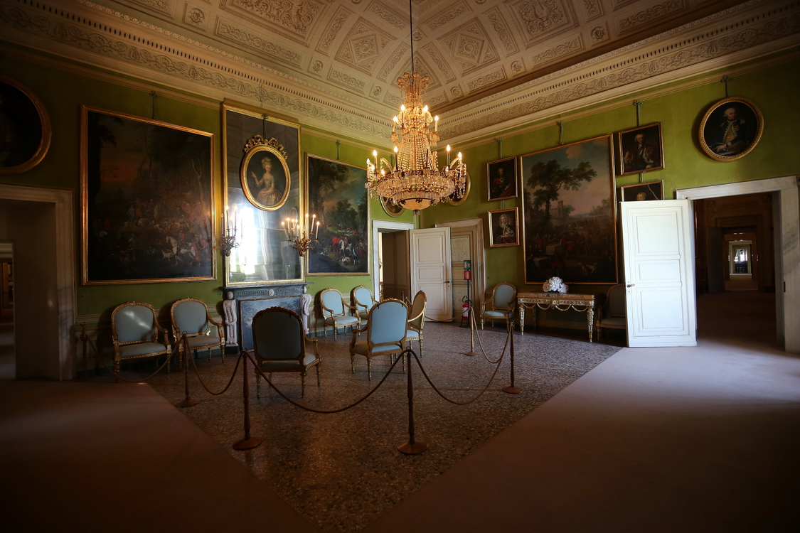 CastelloRacconigi_109.JPG - Appartamento di Maria Adelaide e Vittorio Emanuele II - Anticamera Cignaroli  La sala detta Cignaroli prende il nome dalle quattro tele alle pareti opera del pittore Vittorio Amedeo Cignaroli (1730-1800) raffiguranti scene di cacce reali