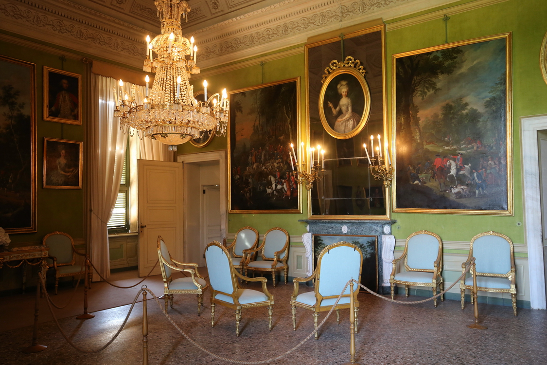 CastelloRacconigi_110.JPG - Appartamento di Maria Adelaide e Vittorio Emanuele II - Anticamera Cignaroli  La sala detta Cignaroli prende il nome dalle quattro tele alle pareti opera del pittore Vittorio Amedeo Cignaroli (1730-1800) raffiguranti scene di cacce reali