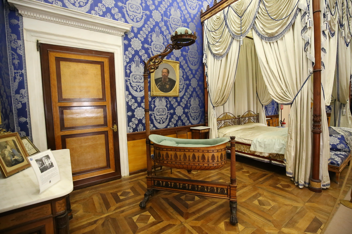 CastelloRacconigi_111.JPG - Camera da letto della Regina Maria Adelaide  La sala ha alternato nel tempo la sua funzione di anticamera o di camera da letto. Nel 1838 è l'anticamera dell'appartamento del giovane Vittorio Emanuele, mentre qualche anno più tardi, a seguito del suo matrimonio con Maria Adelaide, celebrato nel 1842 nel castello di Stupinigi, diventa la camera da letto della sua sposa.