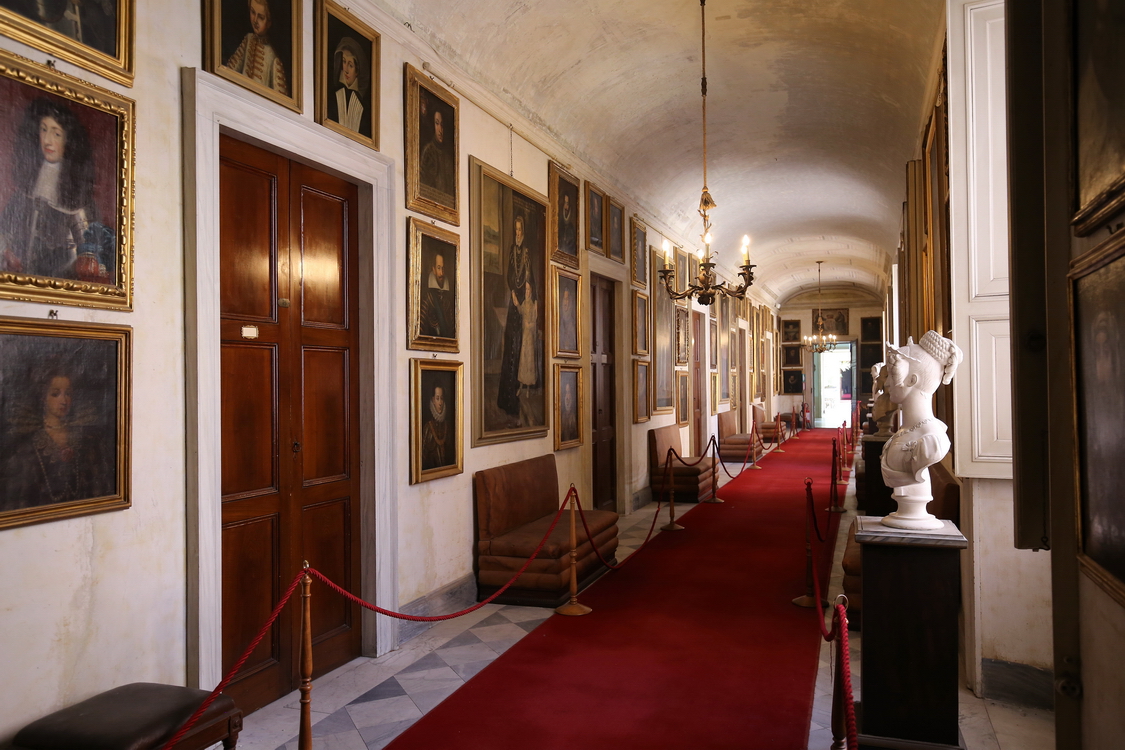 CastelloRacconigi_138.JPG - Galleria dei ritratti  Dietro le porte si aprono piccoli appartamenti costituiti da anticamera, camera da letto e servizi: i cosiddetti Appartamenti dei Principini.