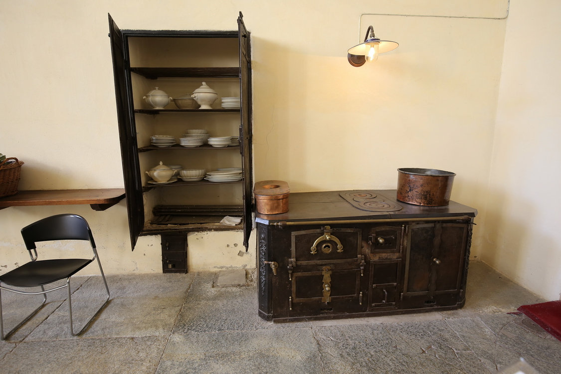 CastelloRacconigi_140.JPG - Le cucine  Rispetto alle cucine settecentesche, poste al piano terra sotto la sala da pranzo, la nuova cucina occupava un ambiente assai più vasto ed era dotata di accorgimenti tecnici all'avanguardia per i tempi, per poter apprestare banchetti con un numero elevato di ospiti.