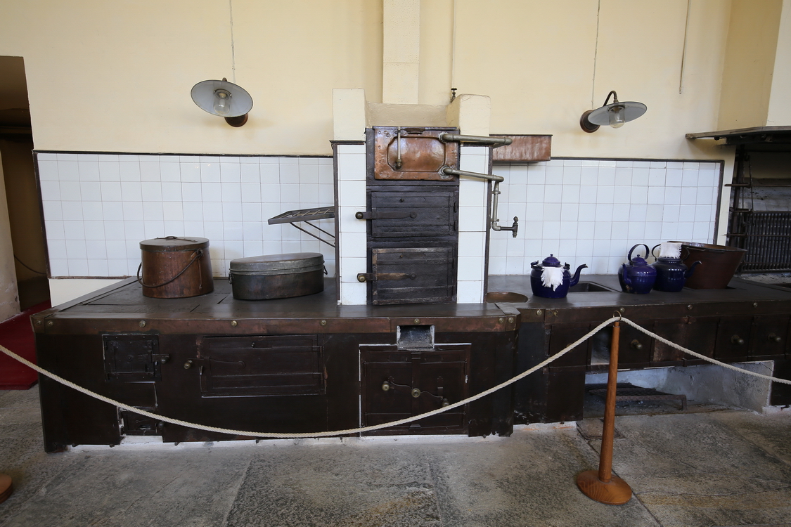 CastelloRacconigi_141.JPG - In questi locali avveniva tutta la regìa della preparazione del banchetto per la tavola reale e dei pasti per le persone di servizio. Non è difficile immaginare i camerieri, cuochi e servitori che animavano le cucine, impegnati alle 'potaggiere' e ai grandi spiedi, intenti a mescolare e a controllare le pietanze nei pentoloni sui fornelli