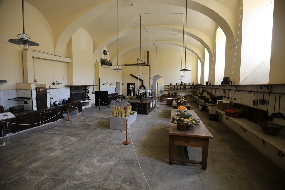 CastelloRacconigi_162.JPG - Le cucine  Conclusi i lavori di ampliamento, a partire dal 1842 nei locali nel seminterrato di levante furono apprestati la nuova cucina, i forni, le dispense, le ghiacciaie, le cantine, la legnaia e i depositi delle stoviglie.