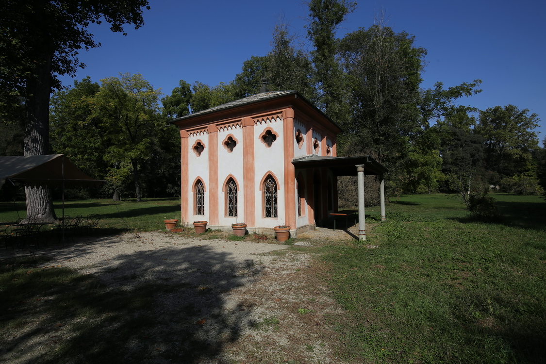 CastelloRacconigi_171.JPG - Varie costruzioni caratterizzano il percorso nel parco