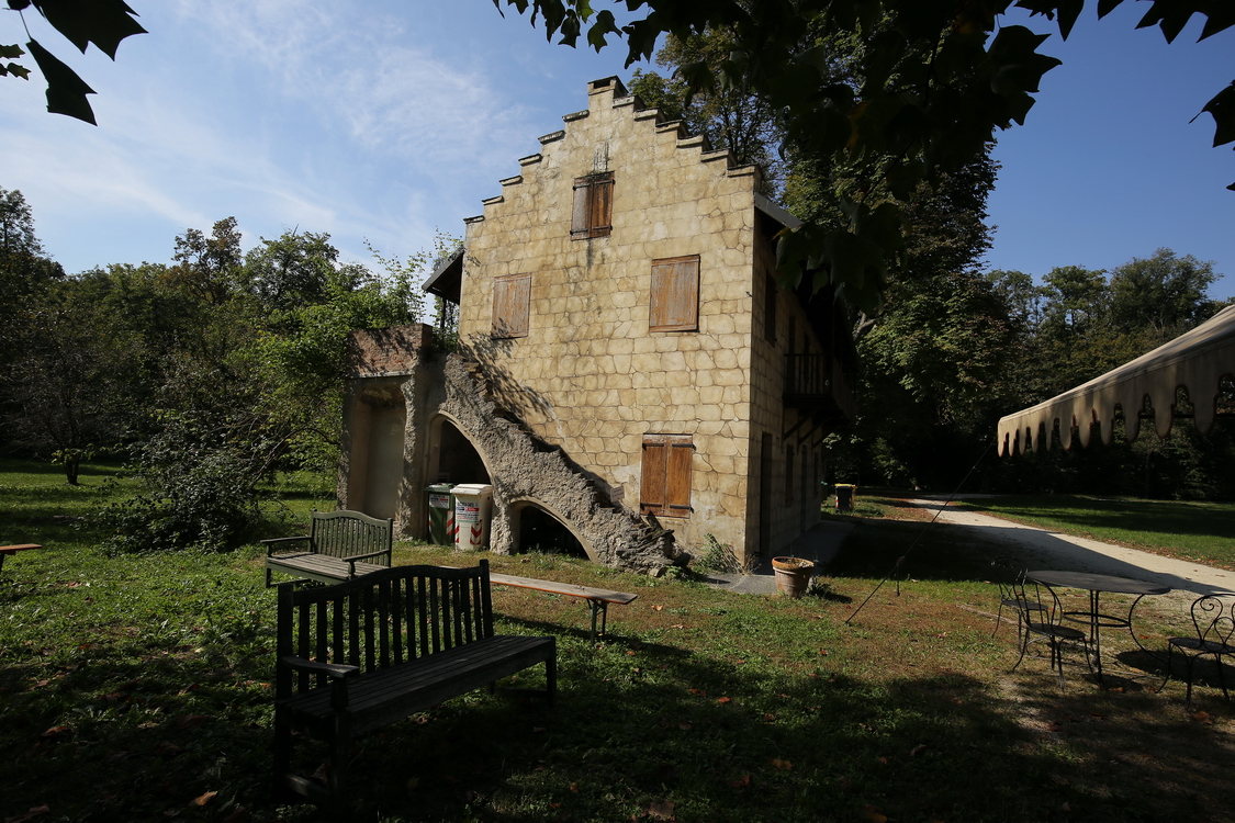 CastelloRacconigi_172.JPG - Varie costruzioni caratterizzano il percorso nel parco