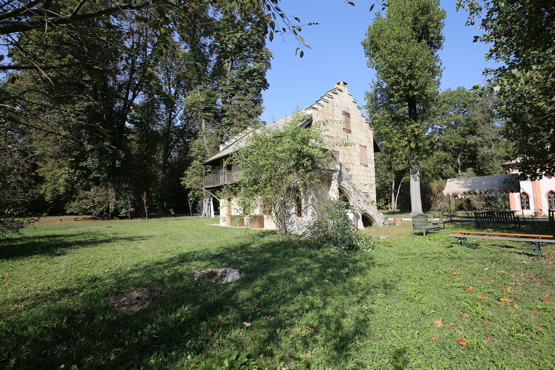 CastelloRacconigi_173.JPG - Varie costruzioni caratterizzano il percorso nel parco