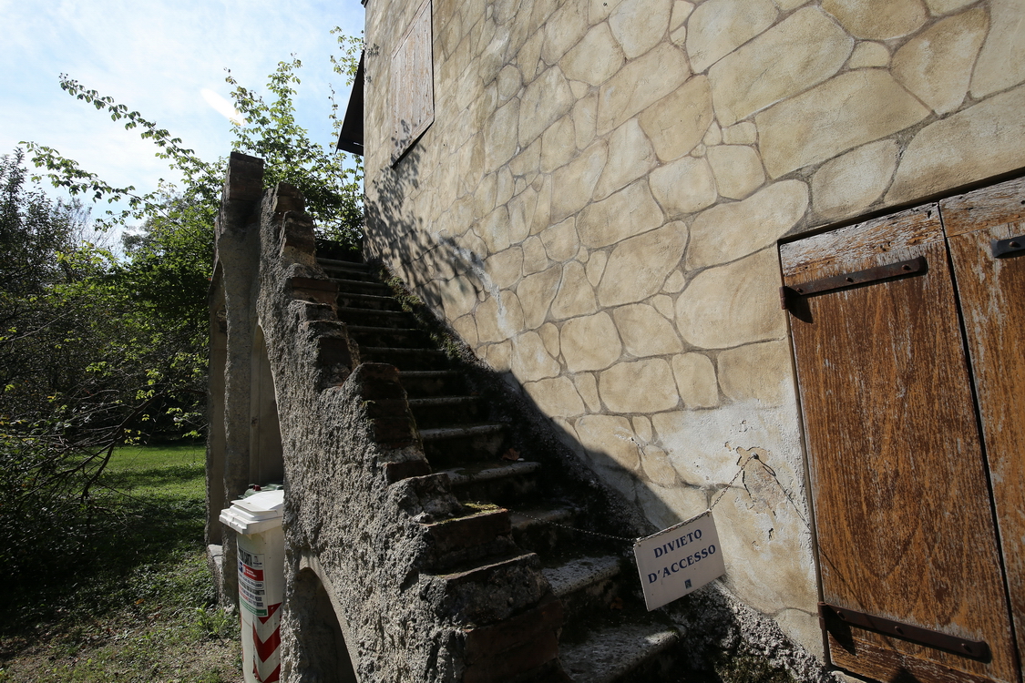 CastelloRacconigi_175.JPG - Varie costruzioni caratterizzano il percorso nel parco