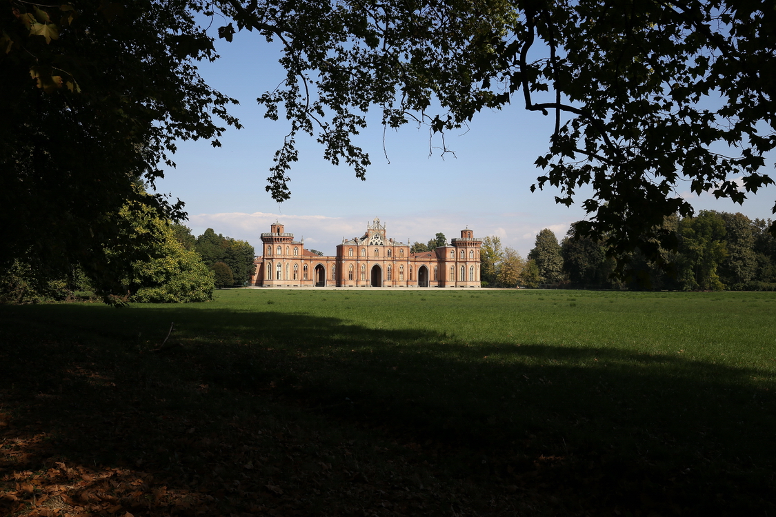 CastelloRacconigi_178.JPG - Al fondo del vasto territorio il re Carlo Alberto fece costruire un grande complesso agricolo in stile neogotico-romantico inglese, la Margaria, affidandone la progettazione a Pelagio Palagi.