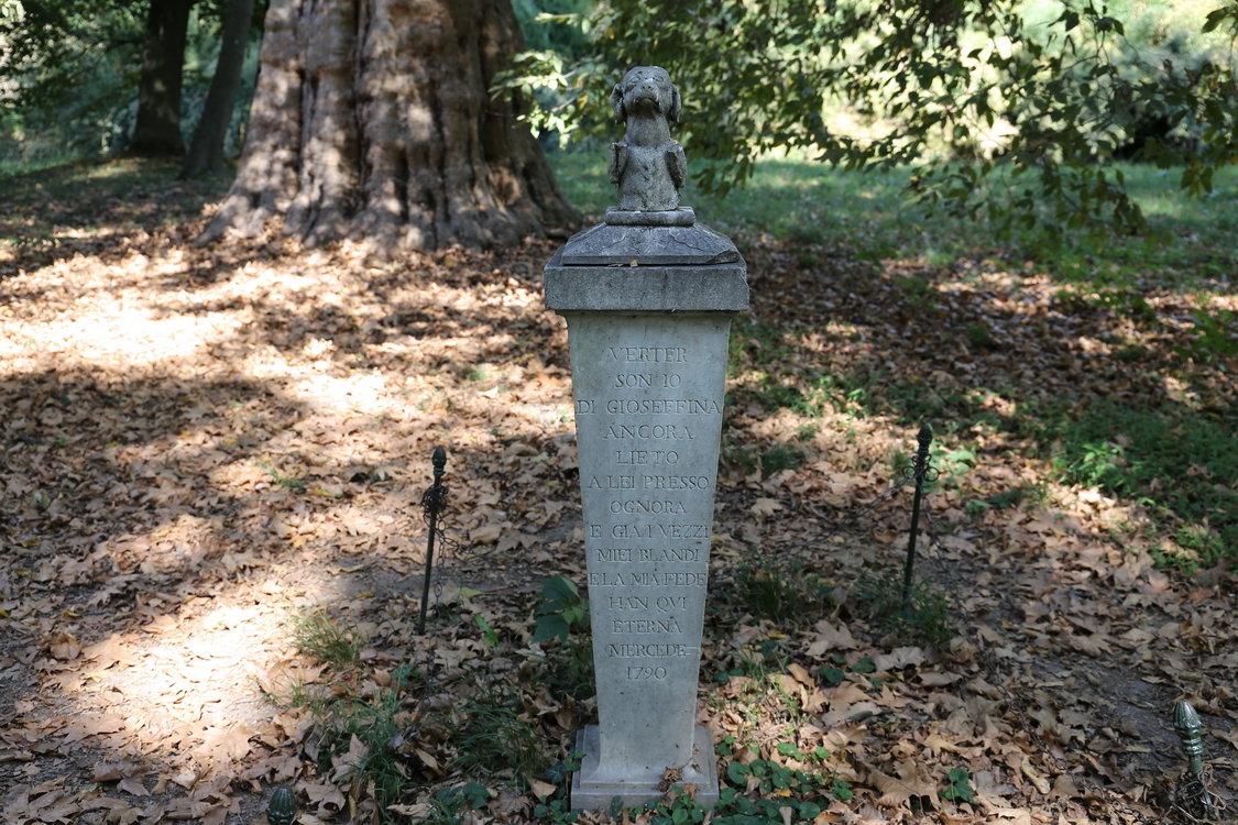 CastelloRacconigi_194.JPG - Il Parco - Tomba del cane Verter