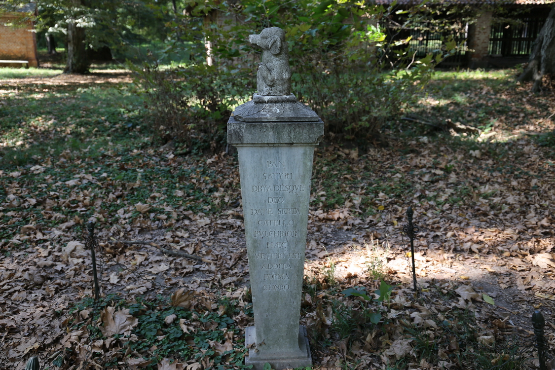 CastelloRacconigi_195.JPG - Il Parco - Tomba del cane Verter