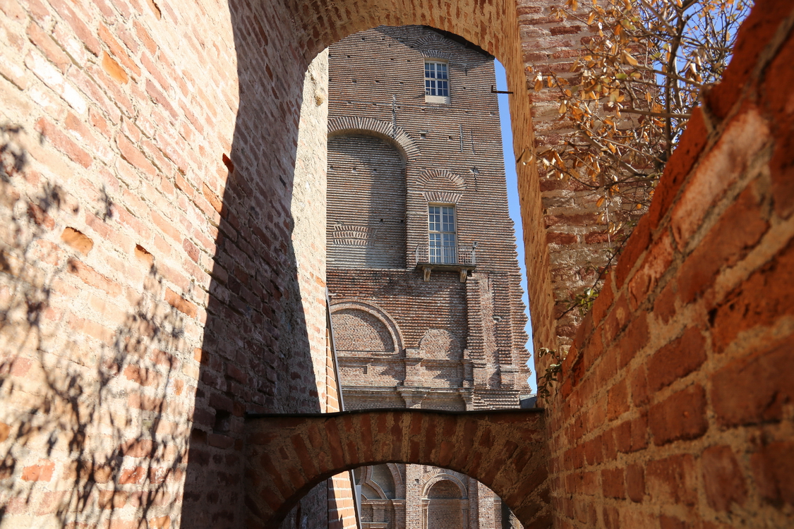 CastelloRivoli_013.JPG - Archi e architetture dalla scala che porta alla manica lunga