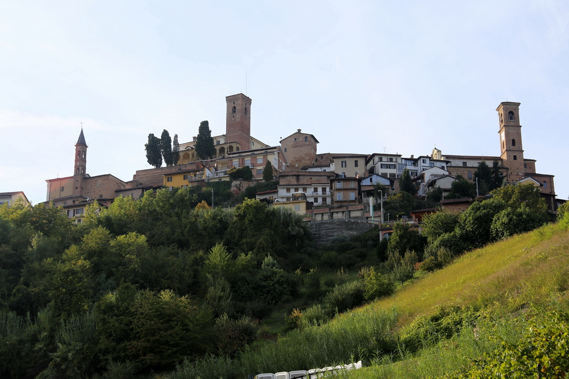 Cisterna_01.JPG - Cisterna d'Asti dal fondo valle