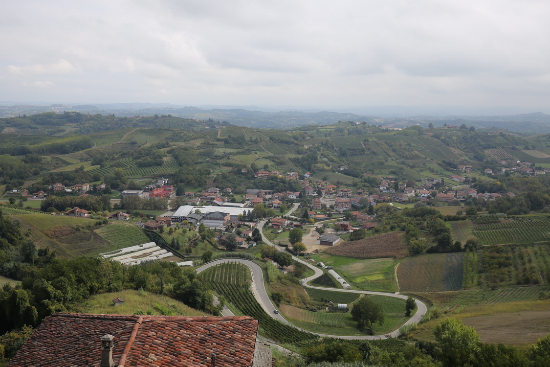 Cisterna_02.JPG - Tornanti della strada che porta in paese