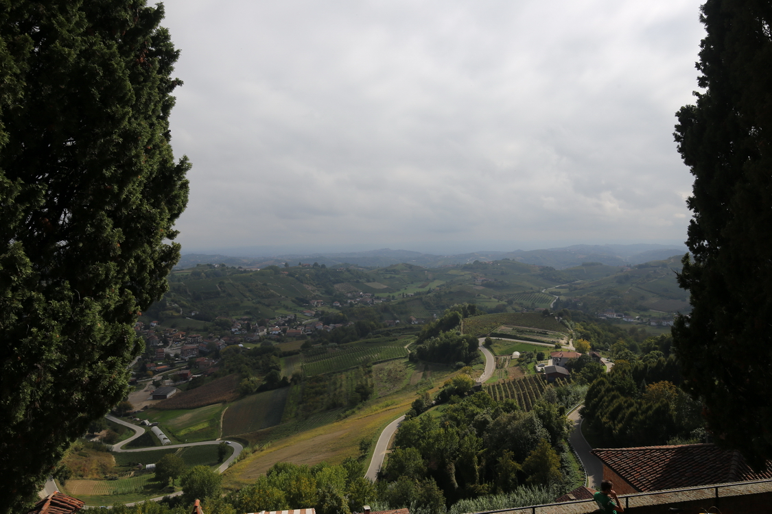 Cisterna_03.JPG - Tornanti della strada che porta in paese